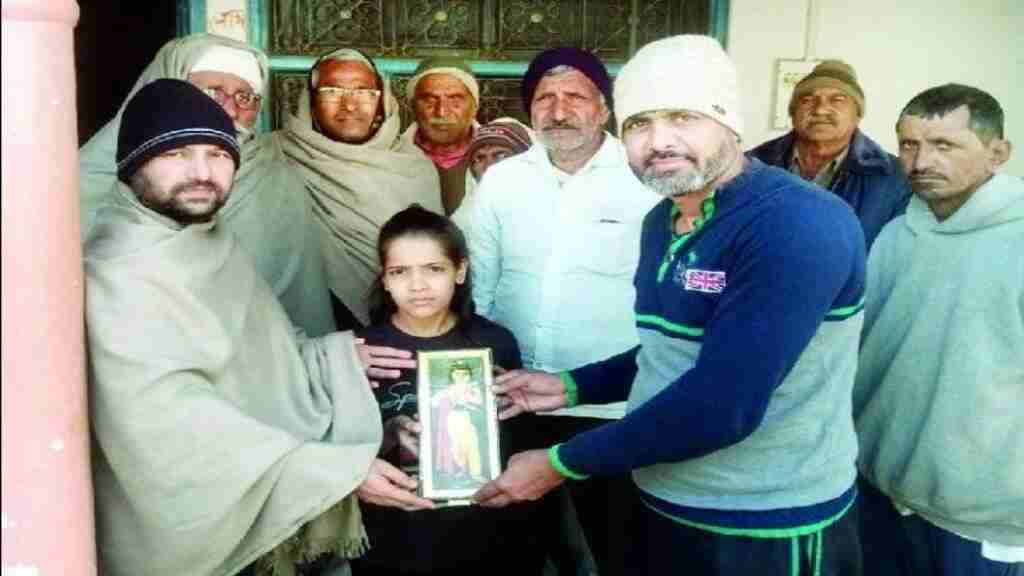 villagers of paldi honoring khushi on returning rs 1642694665 -